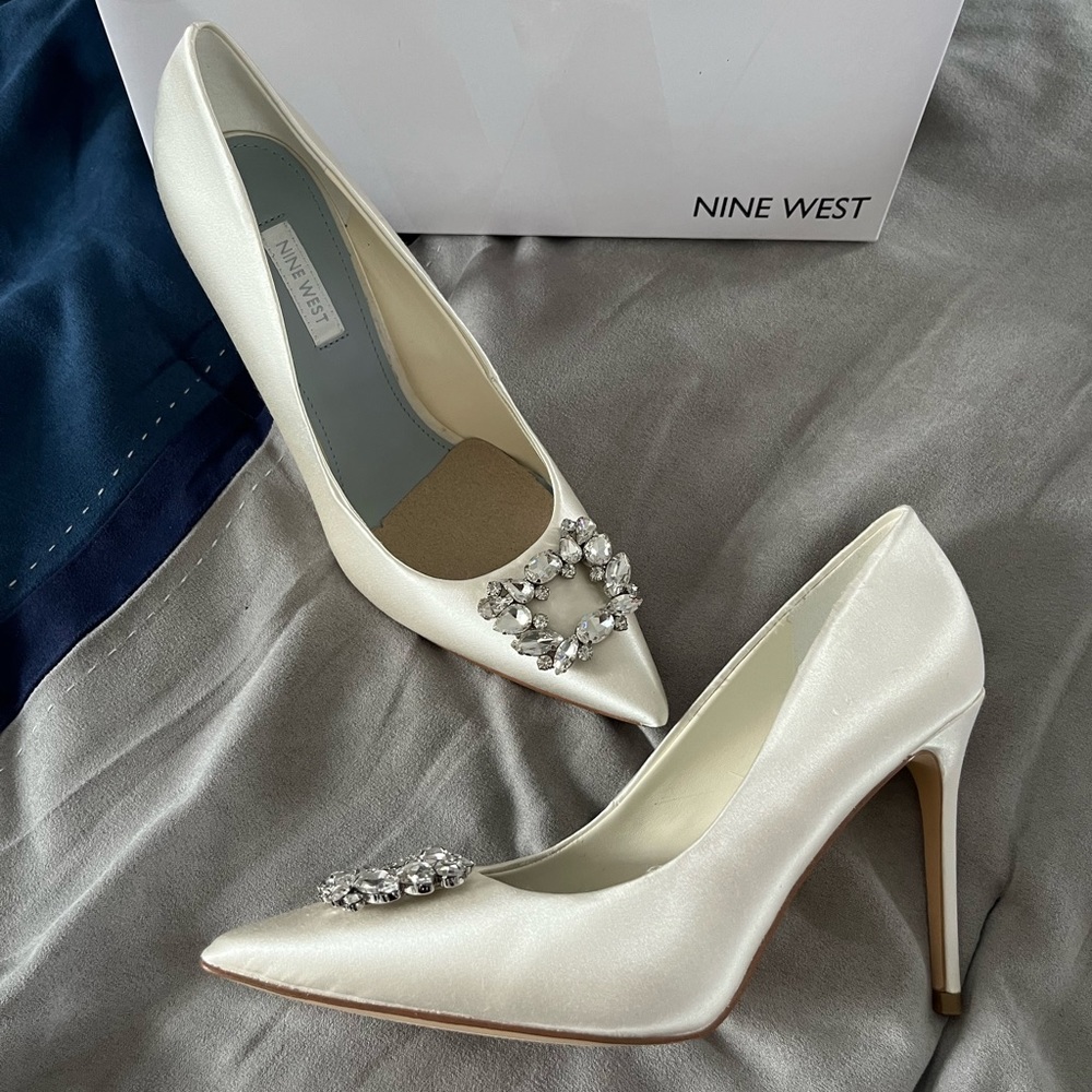 Brand New Nine West Fana Pointy Toe Pumps Ivory Satin